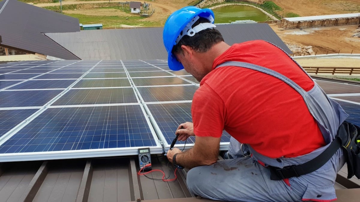 Un trabajador instala placas solares