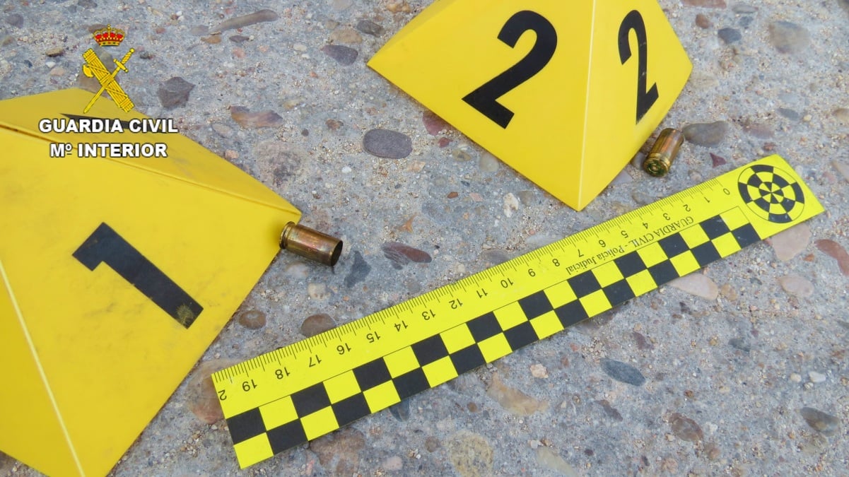 Casquillos de bala tras el intento de homicidio en Navalcán (Toledo)
