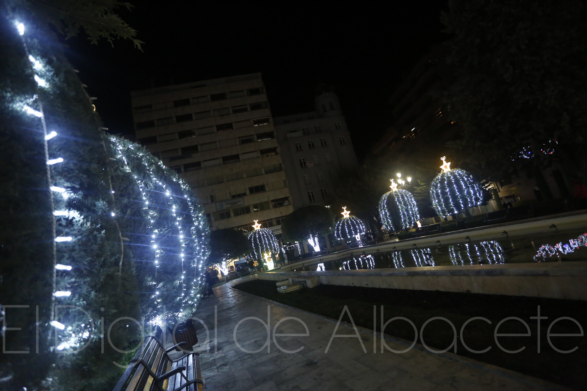 La Plaza del Altonzano en Albacete con la tradiconal iluminación navideña