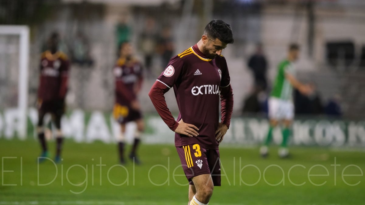 Nando García mira al césped tras encajar el 2-2