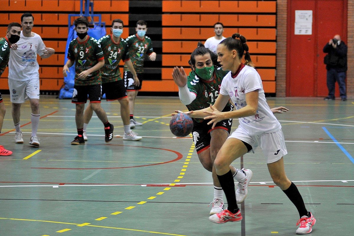 Mireia, primera mujer en jugar un partido de balonmano masculino senior