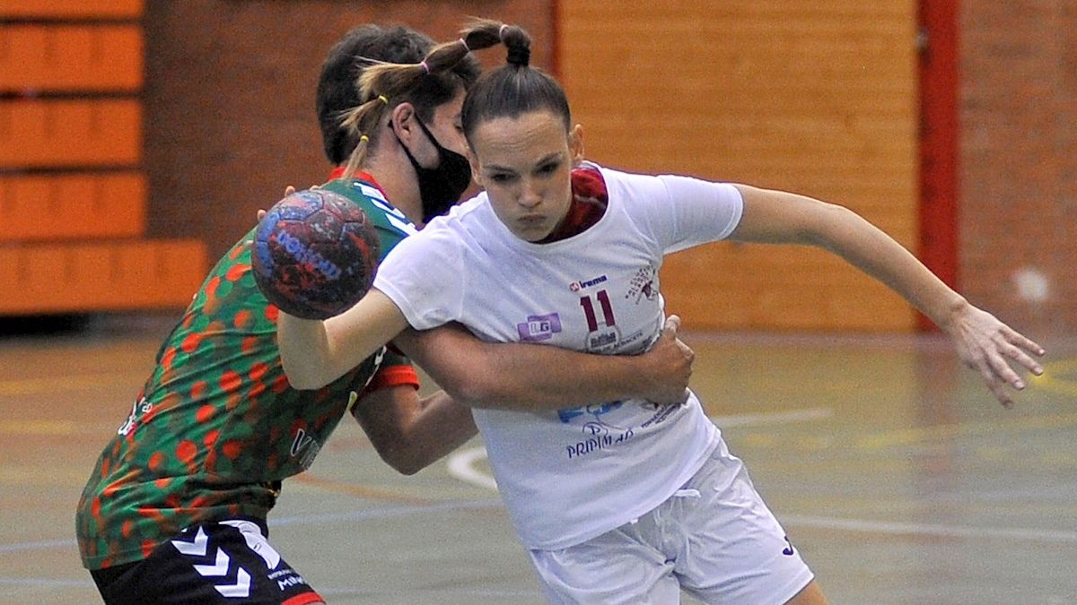 Mireia, primera mujer en jugar un partido de balonmano masculino senior