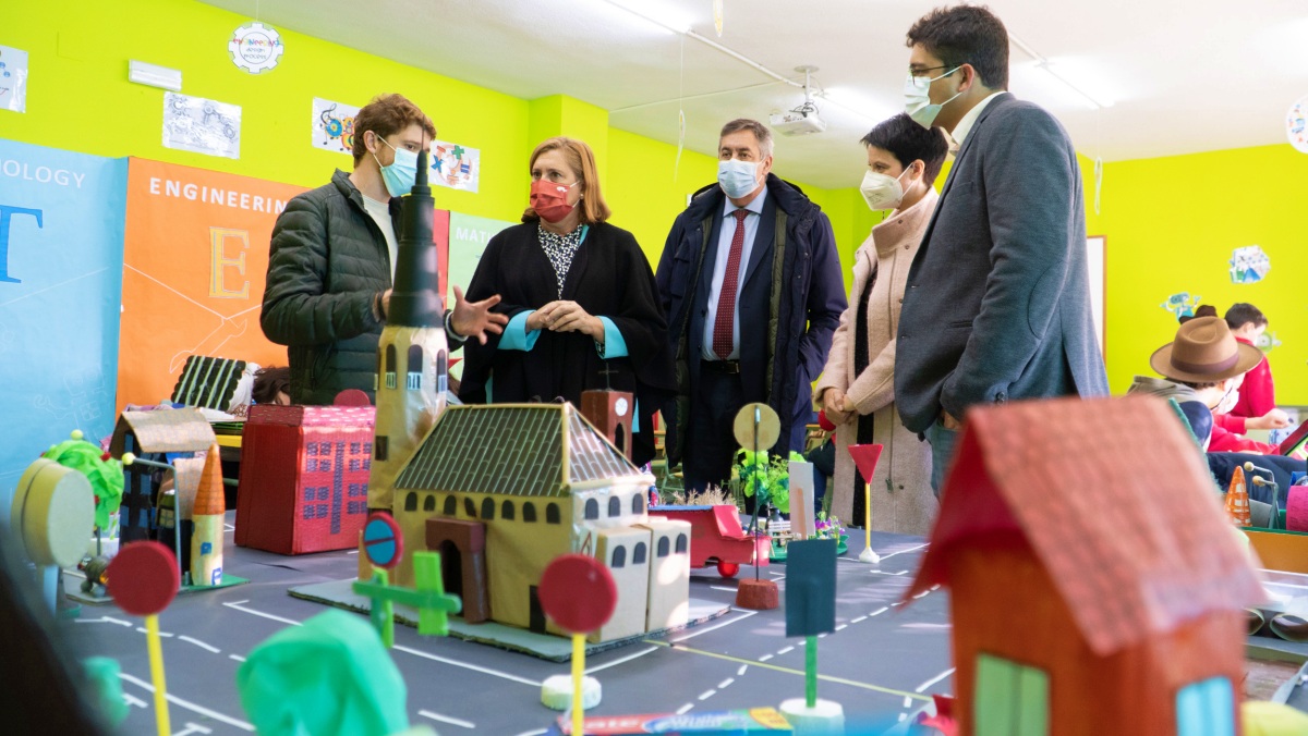 Rosa Ana Rodríguez visita el CEIP El Santo