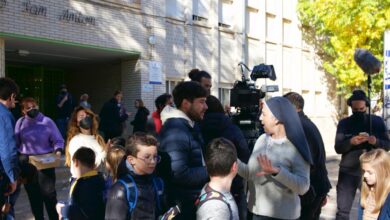 El director y los niños de Albacete que participan como extras