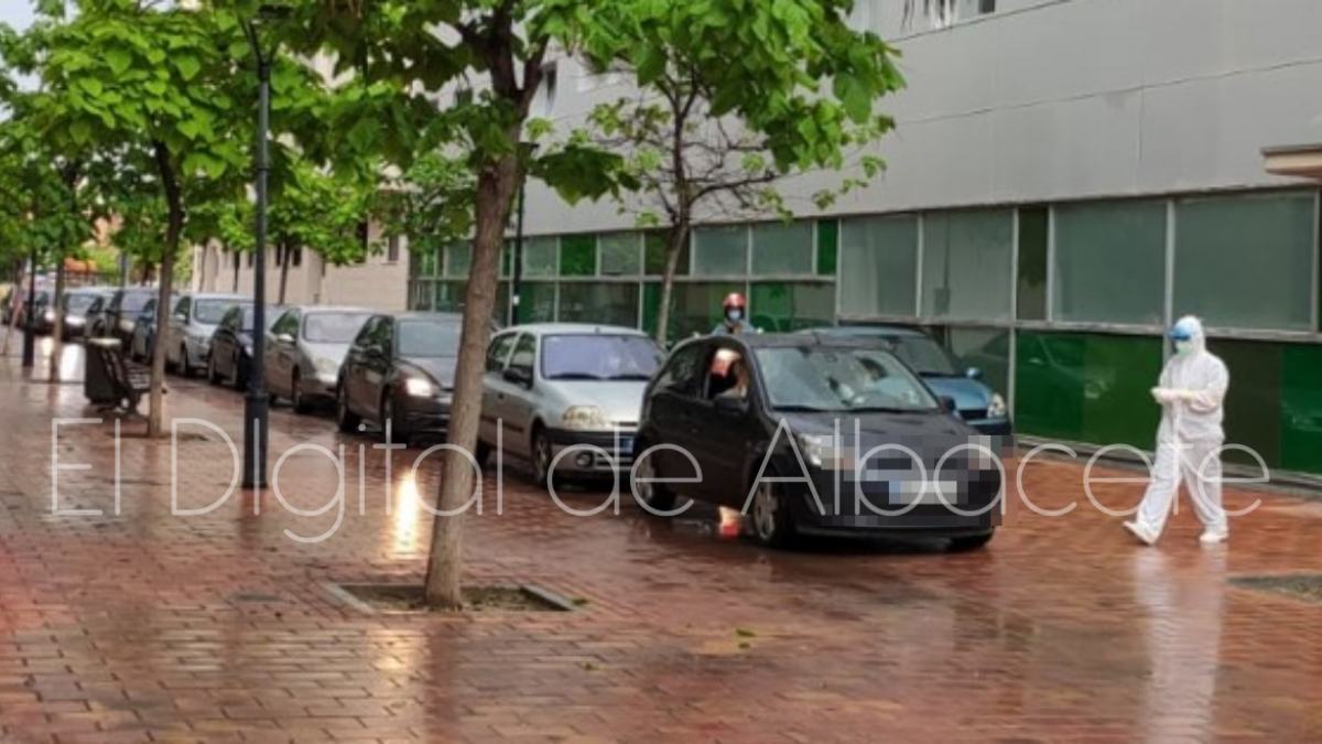 Foto de archivo. Cola de coches esperando para una PCR en Albacete