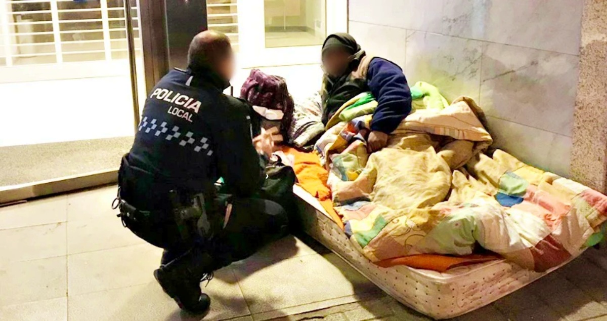 Policia ayuda sin techo