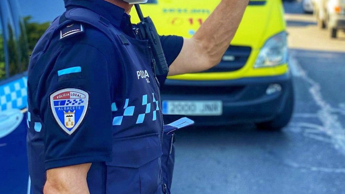 Policía Local y ambulancia en una foto de archivo