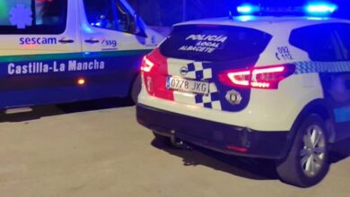 Policía Local de Albacete y ambulancia en un servicio de urgencia - Foto de archivo