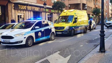 Policía Local de Albacete y ambulancia en el lugar de los hechos este viernes