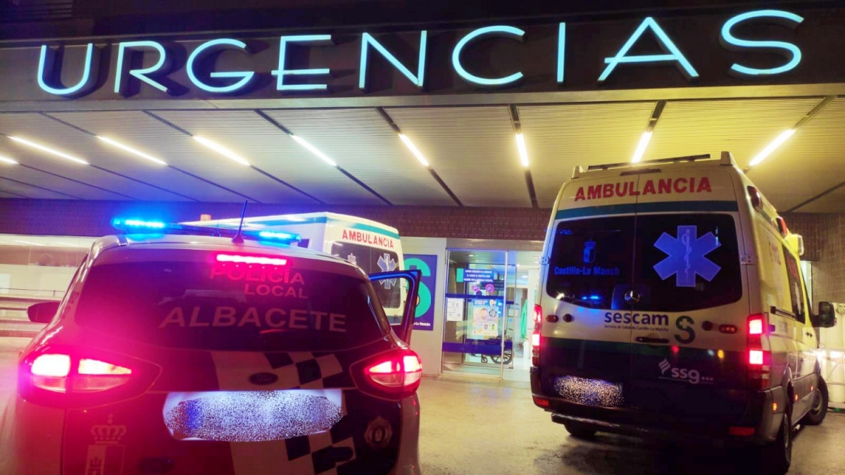 Policía Local y ambulancias en el Hospital de Albacete