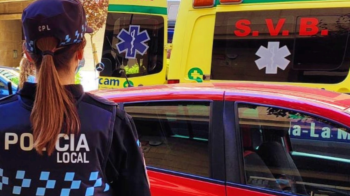 Una agente de la Policía Local de Albacete y una ambulancia del SESCAM
