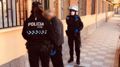 Agentes de la Policía Local de Albacete socorren a una persona de edad avanzada en una foto de archivo