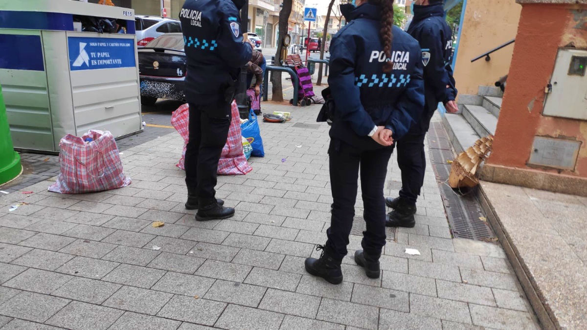 La Policía Local de Albacete interviene en la calle Albarderos por venta ambulante ilegal - Foto de archivo