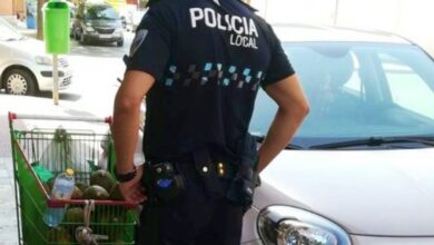 Intervención de la Policía Local de Albacete ante la venta ambulante sin autorización de melones en una foto de archivo