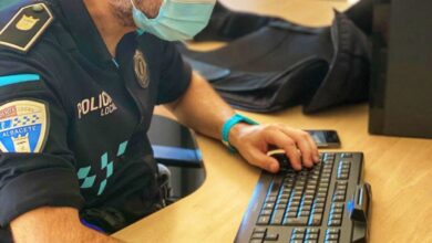 Un agente de la Policía Local de Albacete gestionando las redes sociales