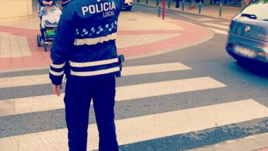 Un agente de la Policía Local de Albacete en un paso de peatones