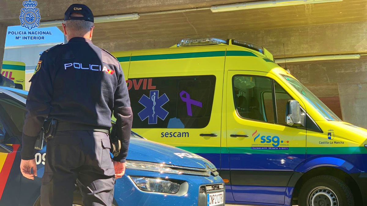 Policia nacional y ambulancia en Castilla-La Mancha en una foto de archivo