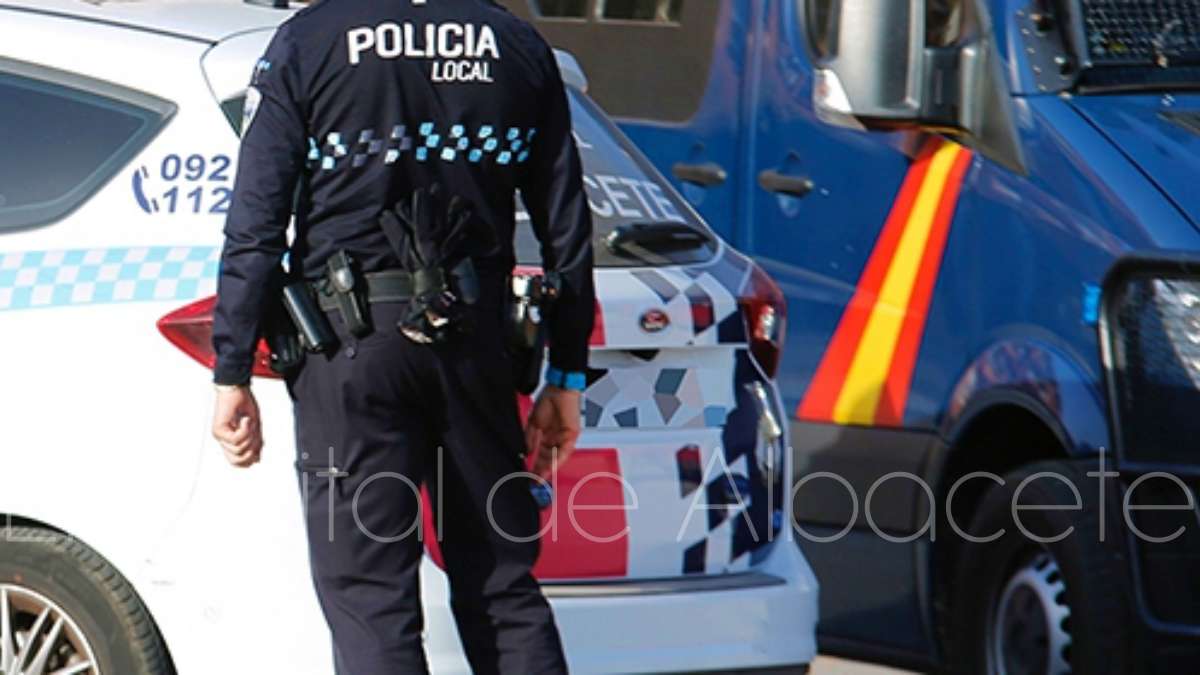 Policía Local de Albacete y Policía Nacional en una foto de archivo