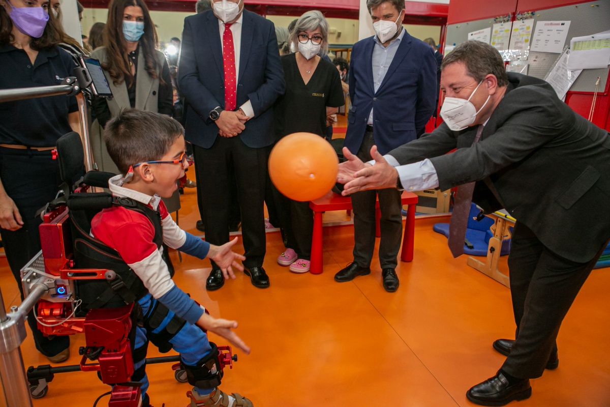 El presidente de Castilla-La Mancha, Emiliano García-Page, en la presentación del exoesqueleto