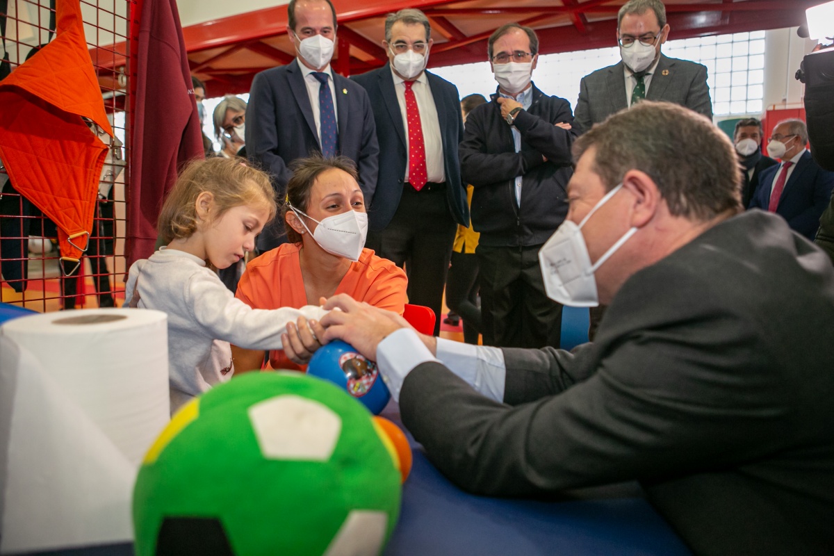 El presidente de Castilla-La Mancha, Emiliano García-Page, en la presentación del exoesqueleto