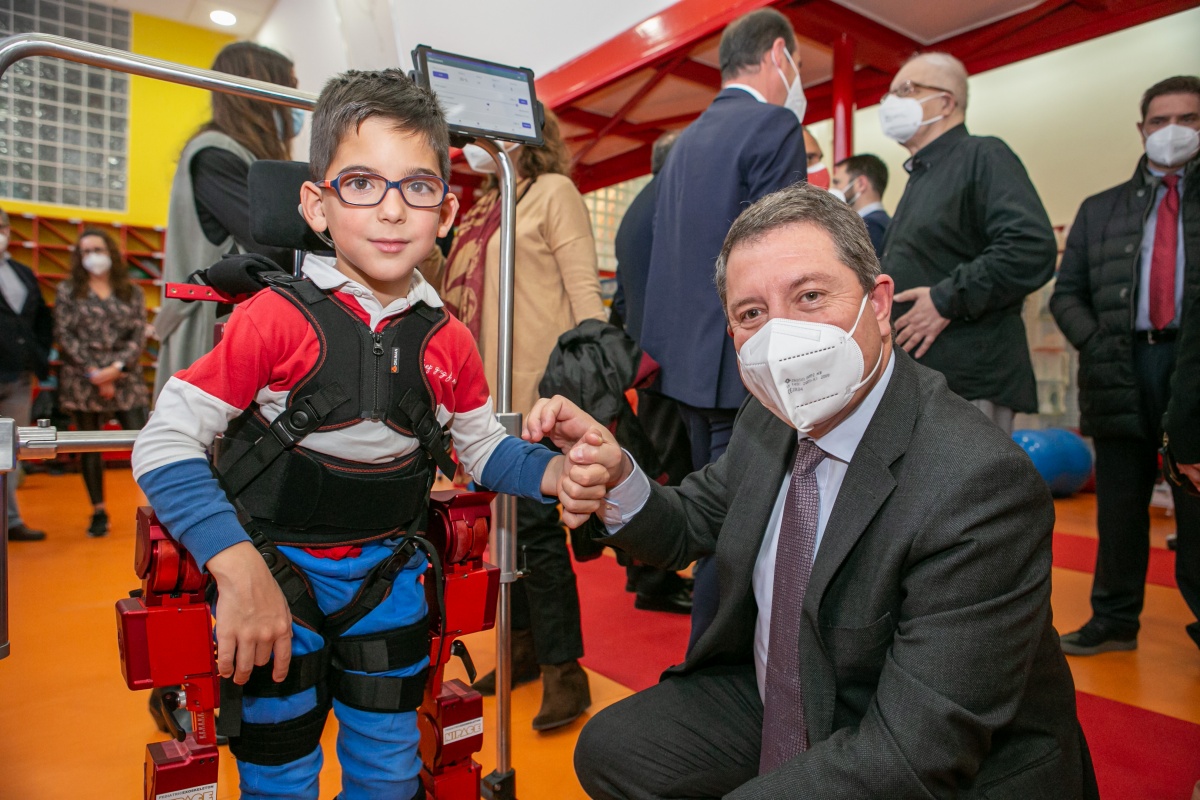 El presidente de Castilla-La Mancha, Emiliano García-Page, en la presentación del exoesqueleto