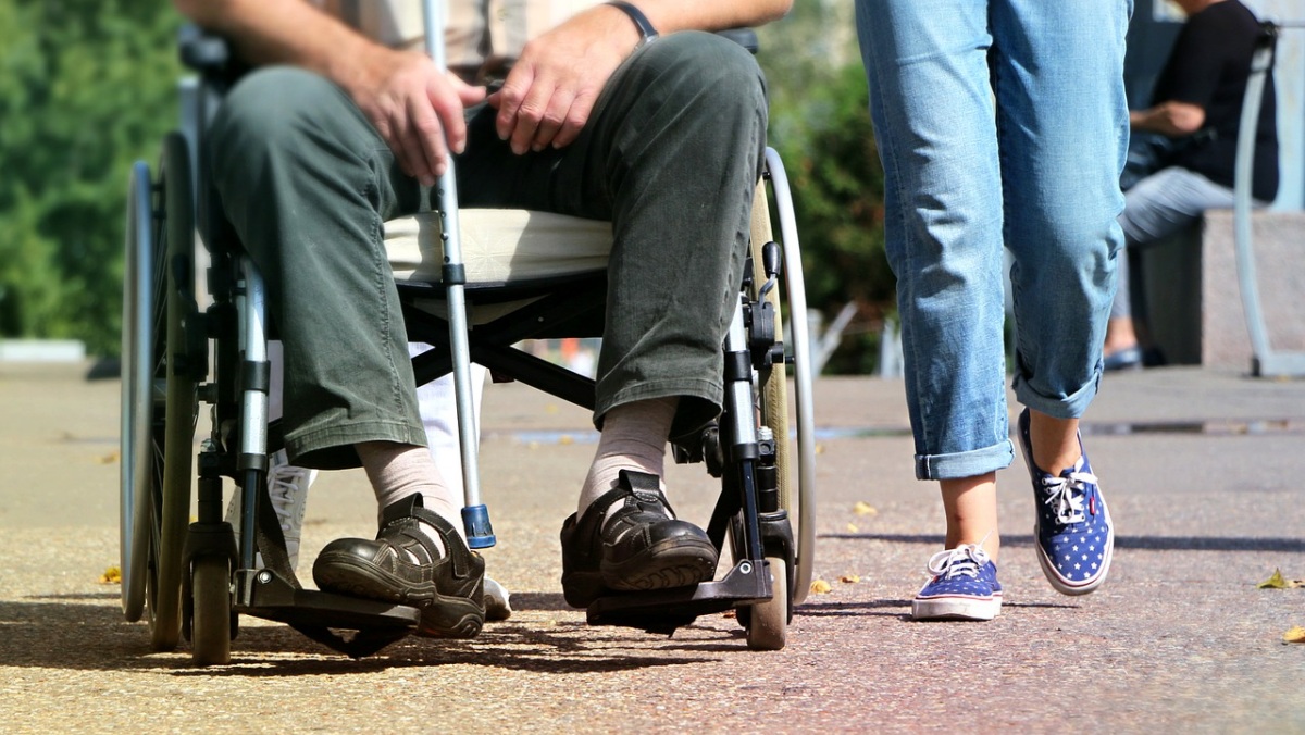 Una persona con discapacidad en silla de ruedas