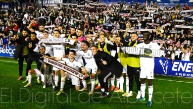 Foto del Albacete Balompié junto a sus aficionados al terminar el encuentro ante el UCAM y auparse al liderato