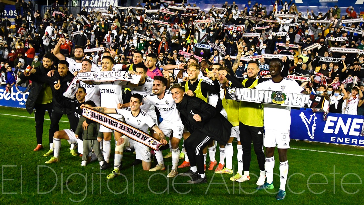 Foto del Albacete Balompié junto a sus aficionados al terminar el encuentro ante el UCAM y auparse al liderato