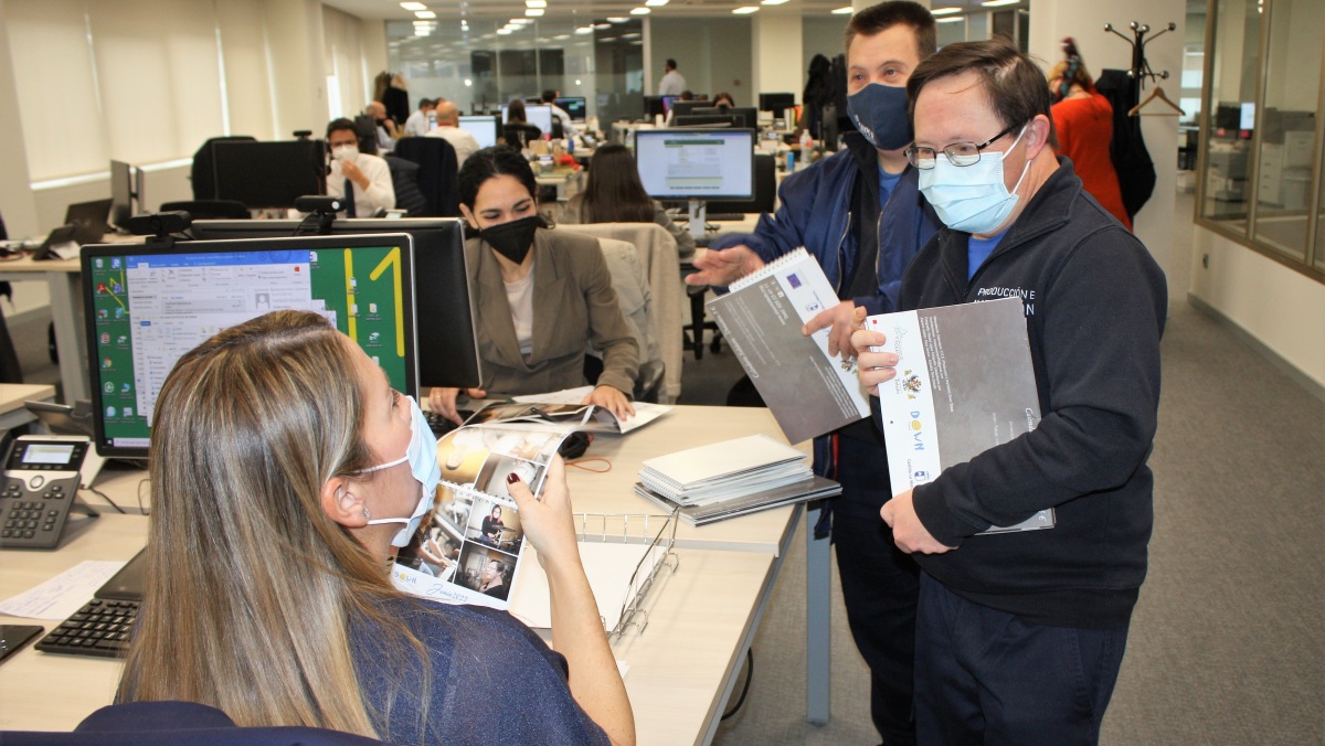 Eurocaja Rural ha recibido en sus Servicios Centrales la visita de varios usuarios de la Asociación Down Toledo