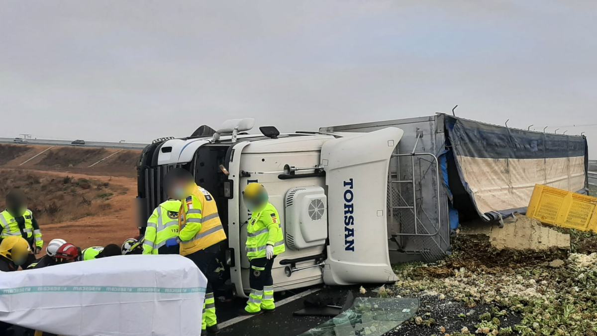 Un camión sufre un aparatoso accidente de tráfico en Albacete. Foto: Bomberos de Albacete