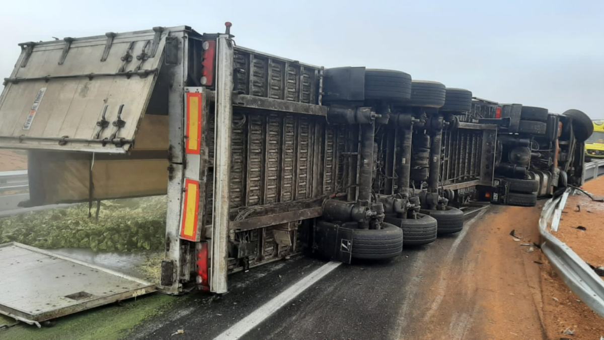 Un camión sufre un aparatoso accidente de tráfico en Albacete. Foto: Bomberos de Albacete