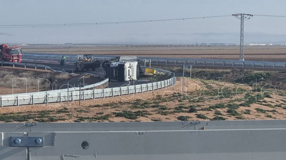 Accidente de un camión cargado de brócoli en Albacete