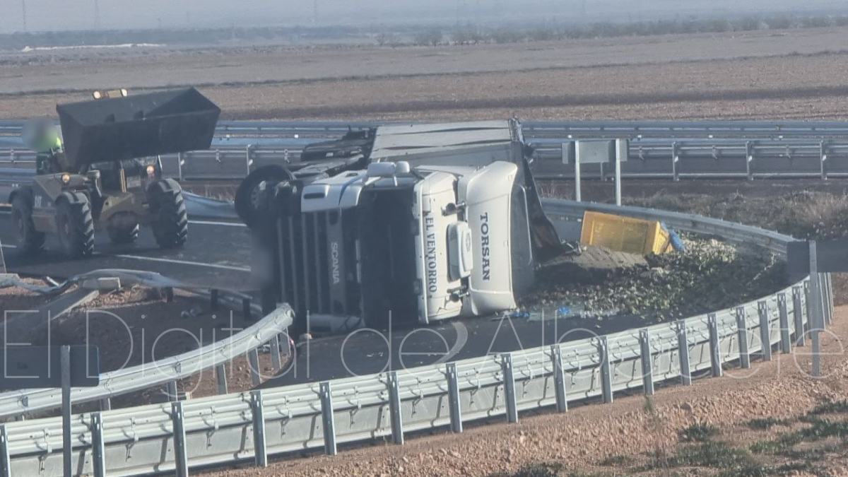 El conductor del camión tenía que ser rescatado por los Bomberos de Albacete