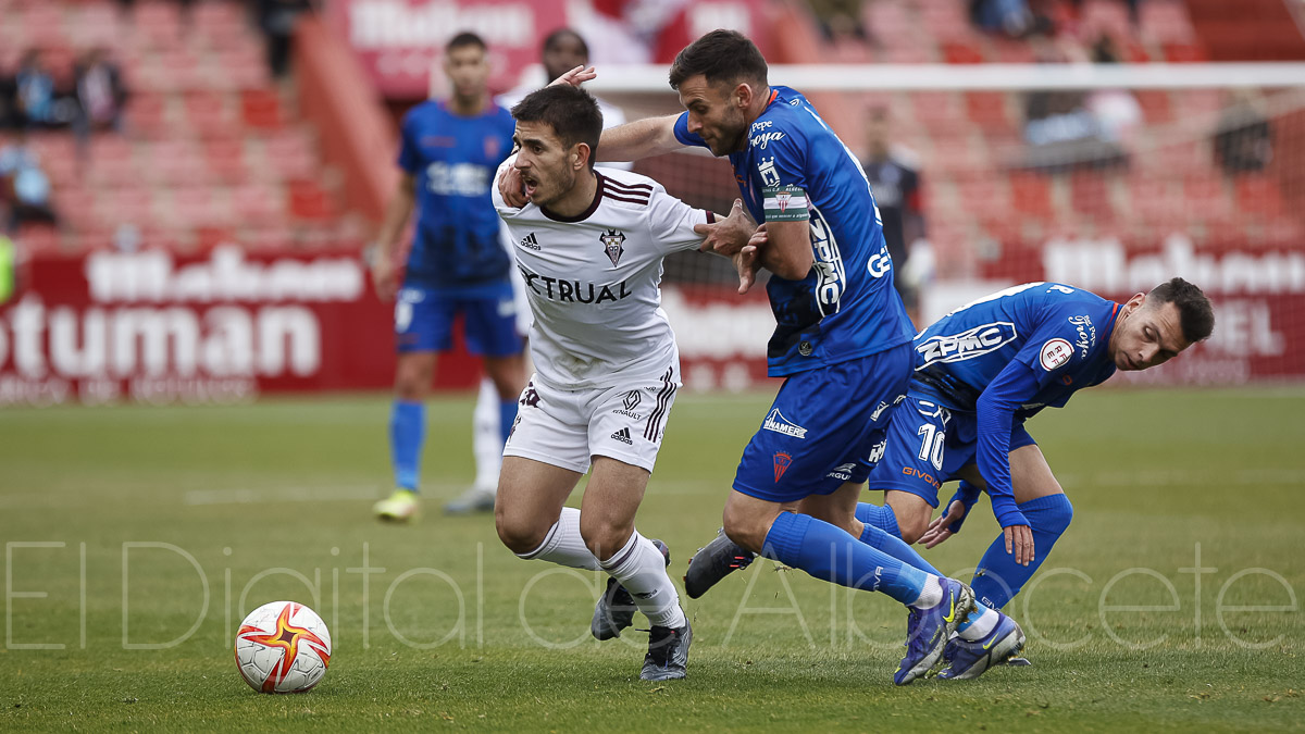 Manu Fuster en un lance del partido entre el Albacete y el Algeciras