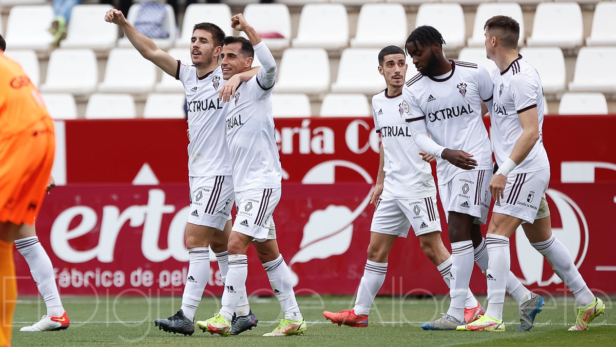 Manu Fuster y Rubén Martínez celebran el 3-1 del Albacete Balompié