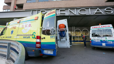 Una ambulancia en el Servicio de Urgencias del Hospital de Albacete