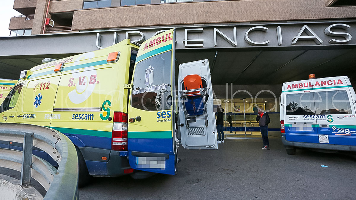Una ambulancia en el Servicio de Urgencias del Hospital de Albacete