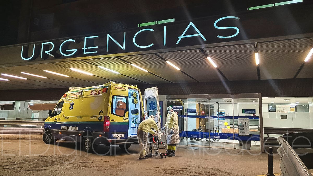 Dos sanitarios en la puerta de Urgencias del Hospital de Albacete