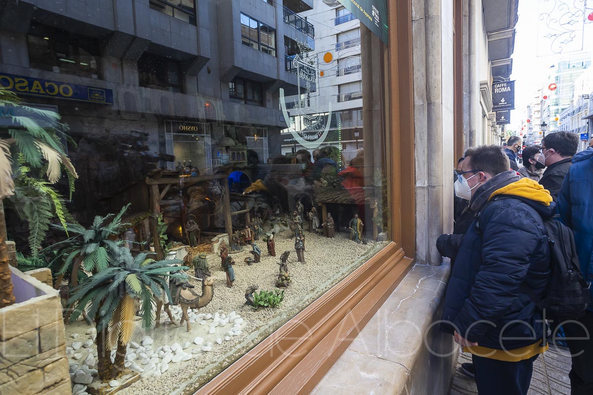 Los escaparates del Casino Primitivo de Albacete acogen esta Navidad el Belén de Globalcaja