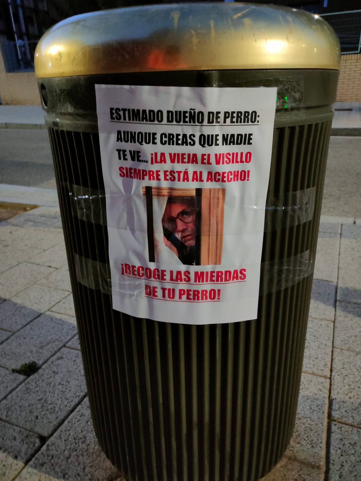 Uno de estos carteles en una papelera del barrio de Medicina