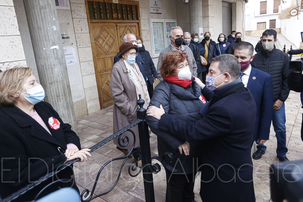 El presidente de Castilla-La Mancha, Emiliano García-Page saluda a miembros de 'Stop Macrogranjas' a su llegada a Cenizate