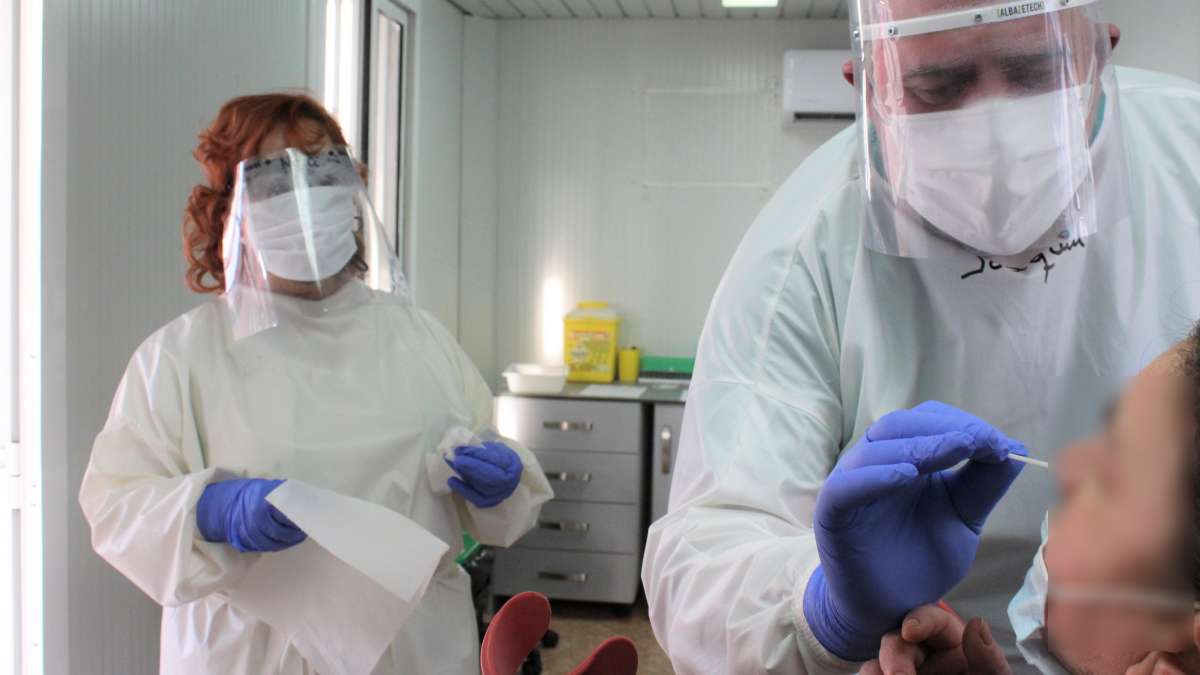 Sanitarios realizando una PCR /JCCM