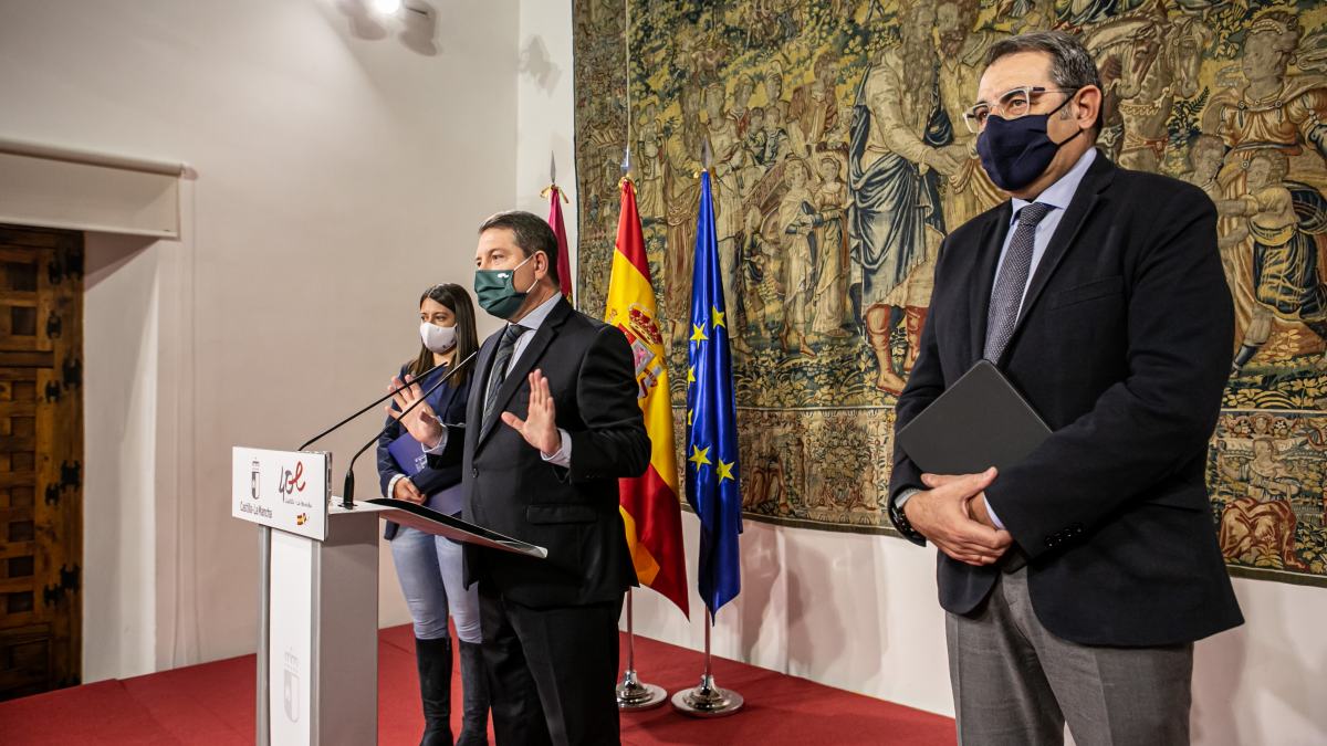 El jefe del Ejecutivo regional, Emiliano García-Page, preside, en la Sala de la Emperatriz del Palacio de Fuensalida, la reunión de la Comisión de Salud Pública y Vacunación / JCCM