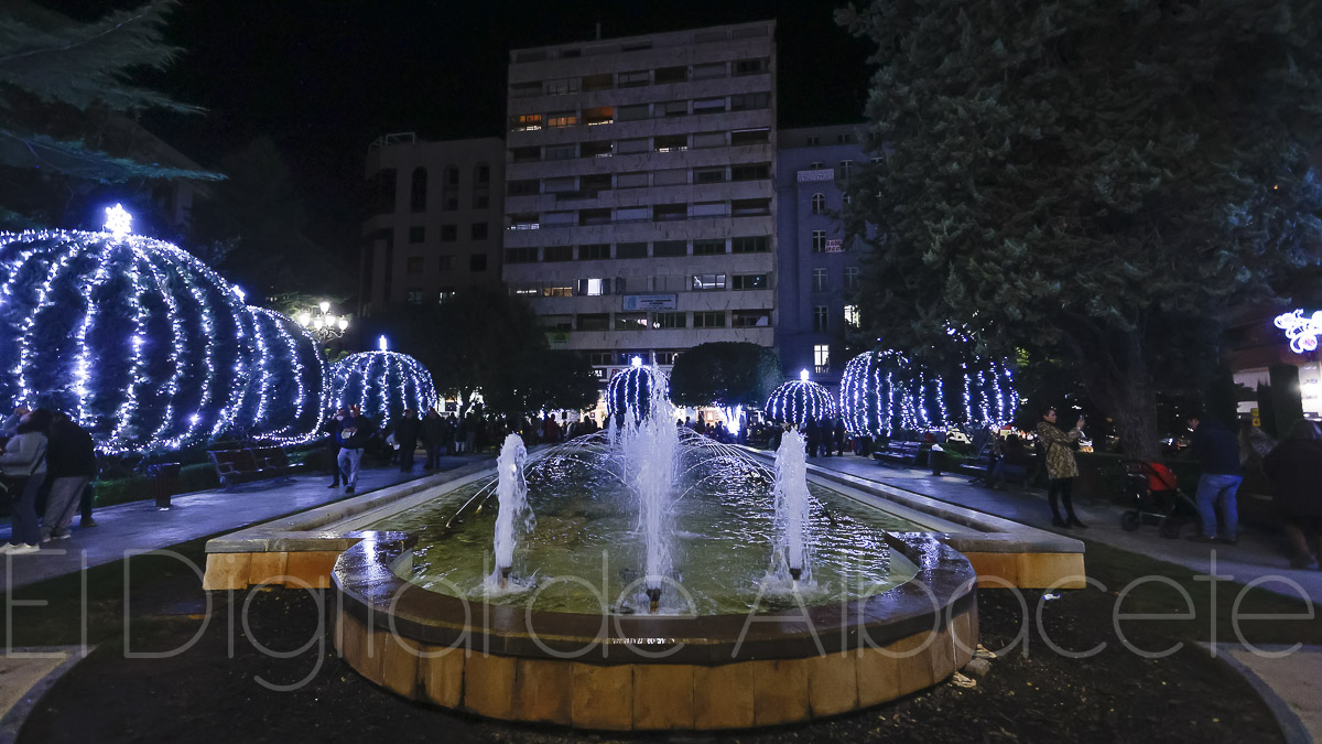 Iluminación artística de la céntrica plaza de El Altozano