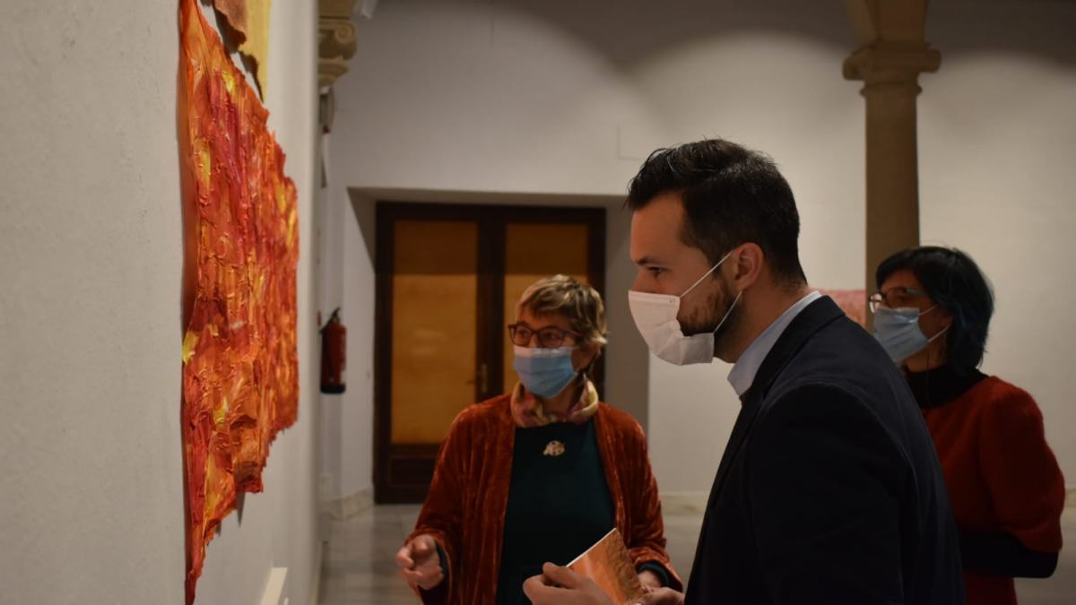 El diputado de Cultura ha visitado las obras de la muestra junto a las artistas