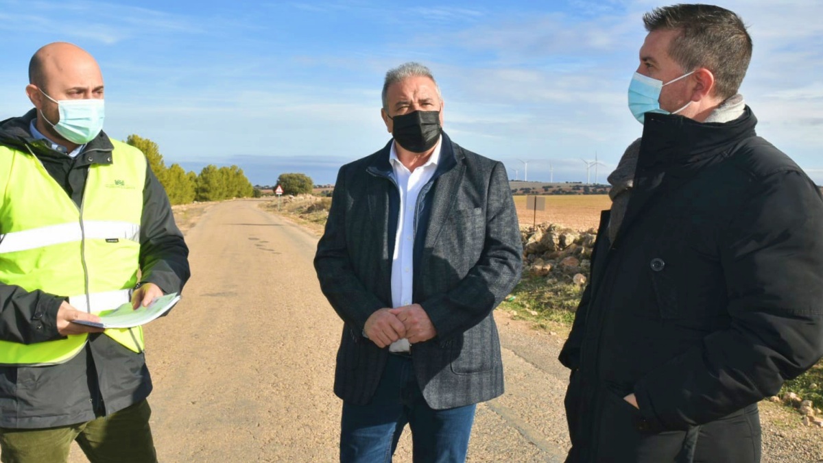 El presidente provincial junto al alcalde de Munera visitan la AB-702 antes de las inminentes obras de mejora