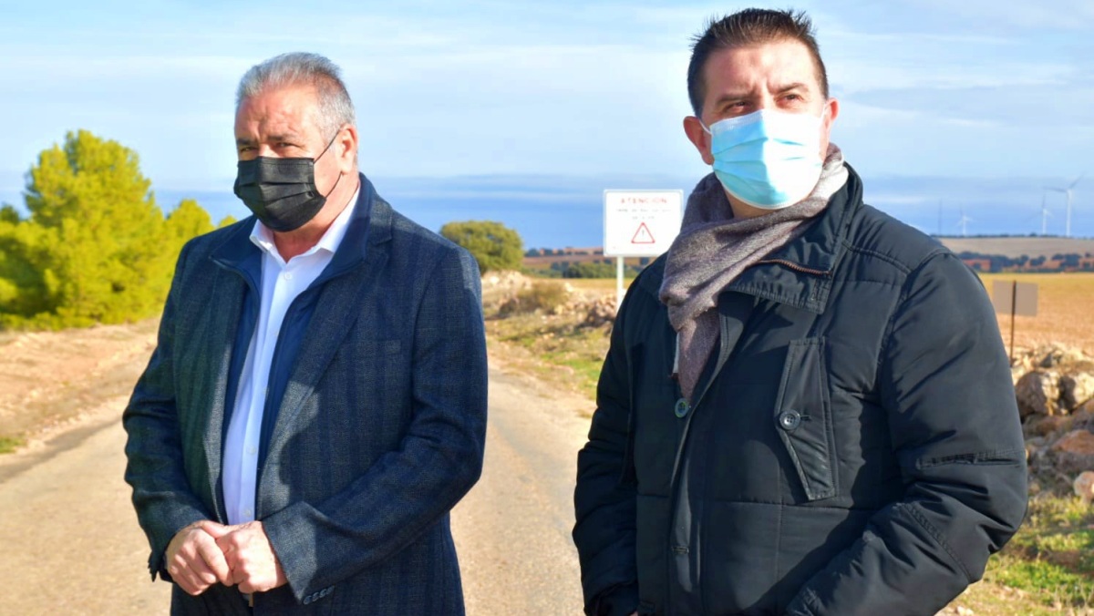 El presidente provincial junto al alcalde de Munera visitan la AB-702 antes de las inminentes obras de mejora