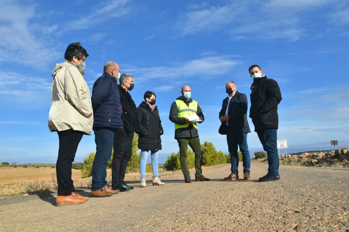 El presidente provincial junto al alcalde de Munera y a responsables el Equipo de Gobierno Local visitan la AB-702 antes de las inminentes obras de mejora.