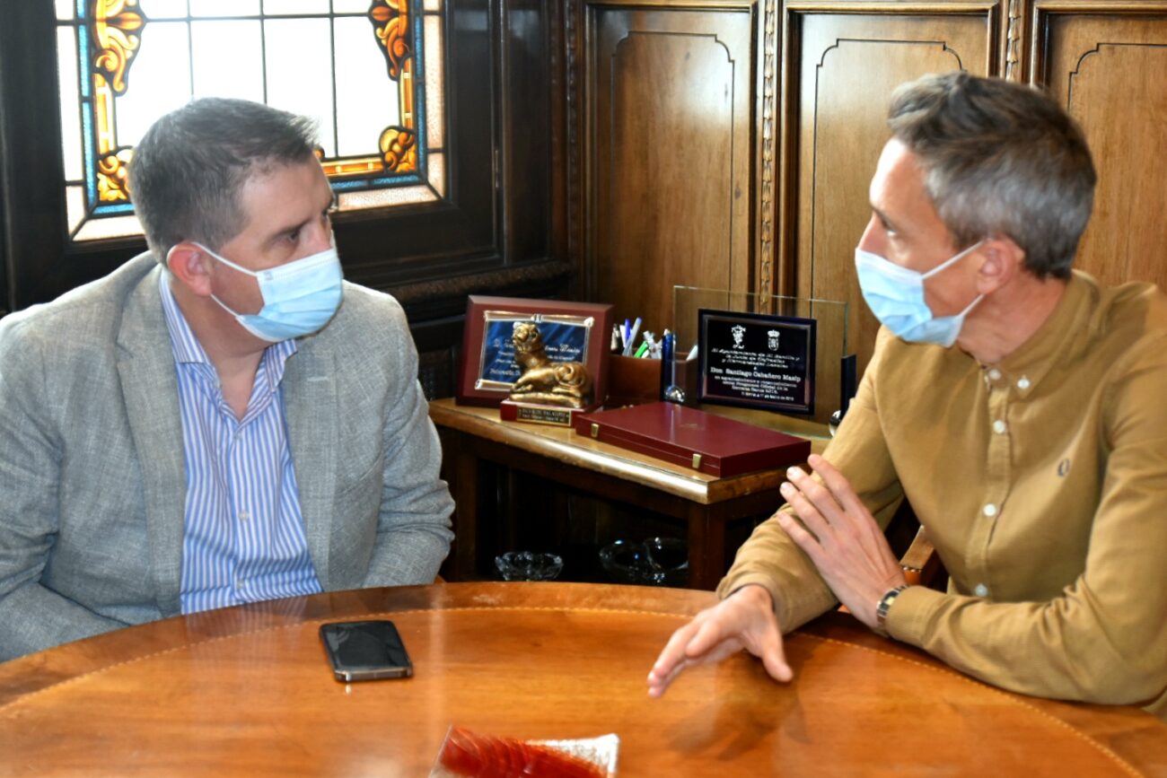 El presidente de la Diputación y el atleta Severino Felipe conversando
