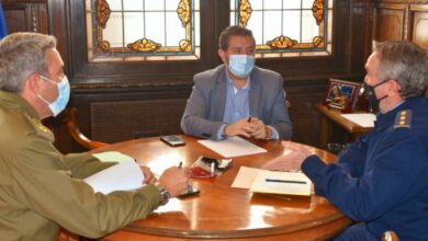 El presidente provincial, tras una reunión con el subdelegado de Defensa en Albacete, Miguel Ángel de la Torre Solís, ha comprometido el apoyo y la colaboración de la institución albacetense a través de su Servicio de Cultura, así como con la cesión de los diferentes espacios dependientes de ésta, para acoger esta muestra, prevista para 2022, en torno a la ‘Historia de las Fuerzas Armadas en la ciudad de Albacete’